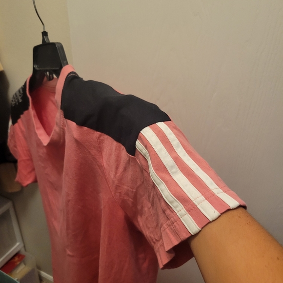 🟣Pink Adidas tee shirt - Picture 4 of 5